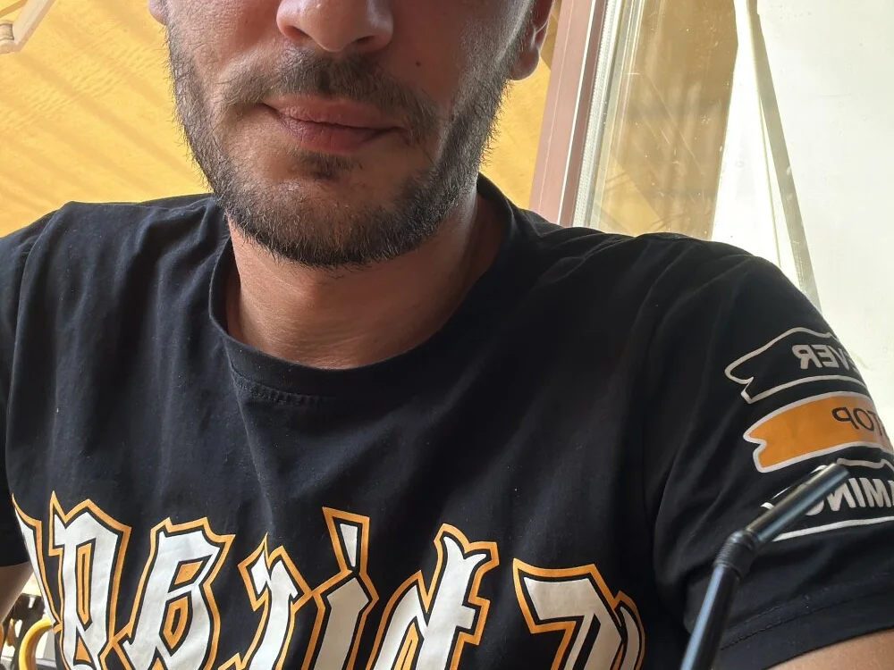 AlexandruUK 離線 XXX 聊天