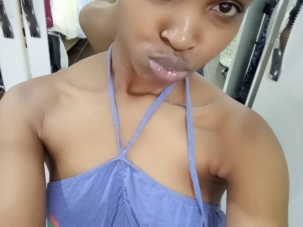 Pettite_ainah's Offline XXX Chat