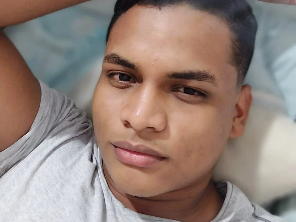 Musclehot19's Offline Chat Room
