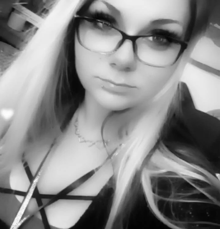 HotMessHoney's Offline Chat Room