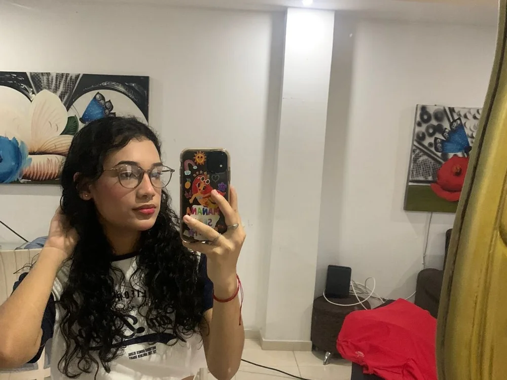 hellen_queensex's Offline Chat Room