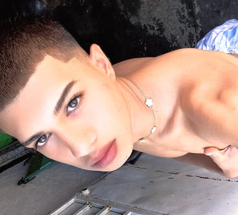 Alejandrohhh's Offline Chat Room