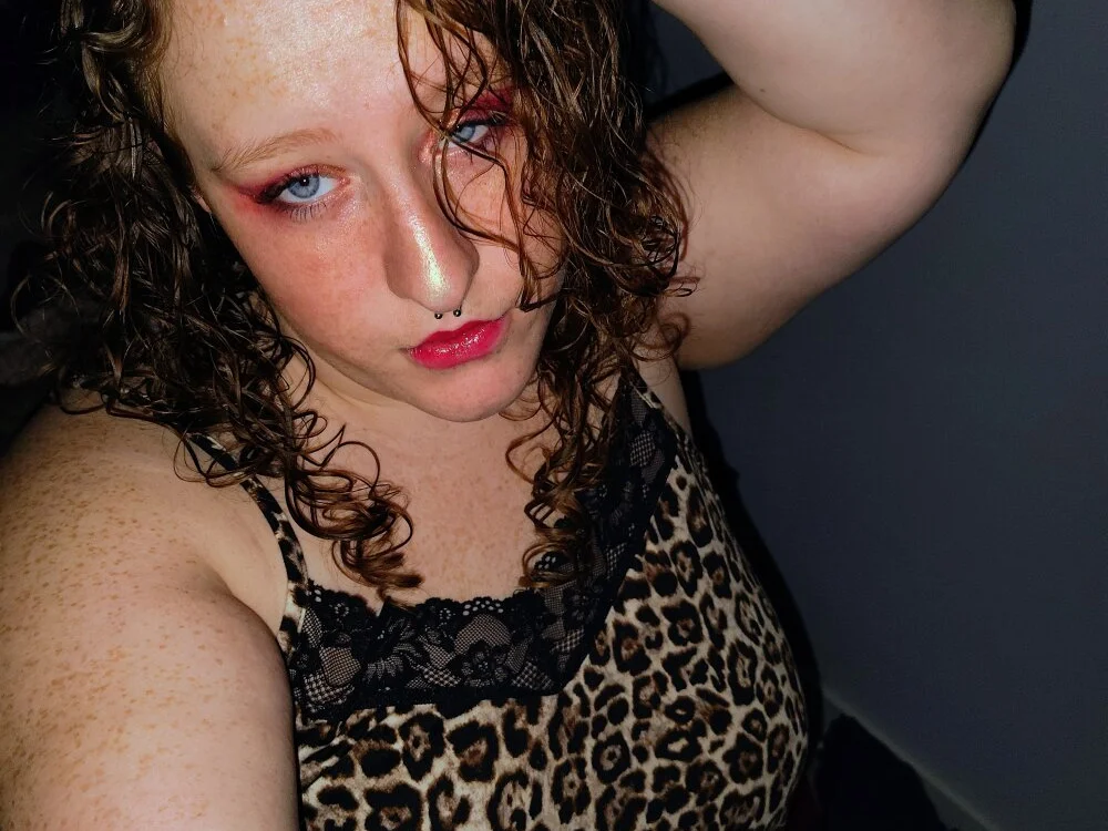 RoxTheRaccoon Chat XXX offline