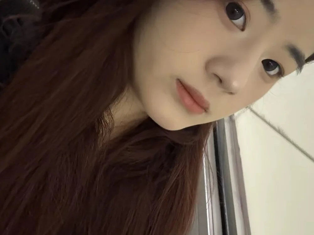 Nicole20266 離線 XXX 聊天