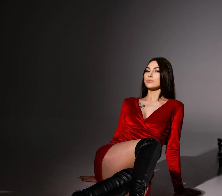 دردشة EliseVelour الجنسية دون اتصال