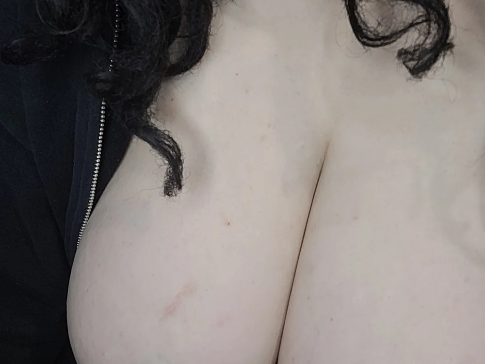 PiercingGoddess' Offline Chat Room