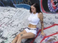 livingdeadgrrl13's Offline Chat Room