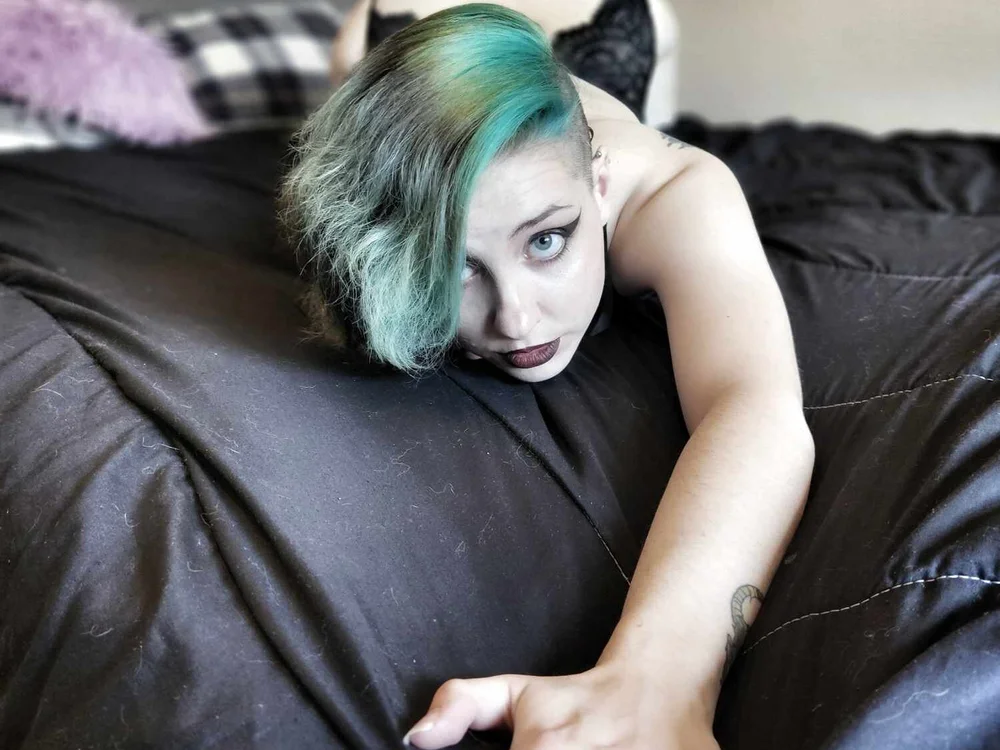 Rebel_Hellion's Offline Chat Room