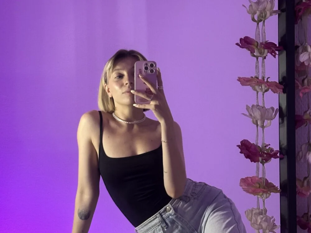 BalerinaCappuccino_ offline XXX-chat