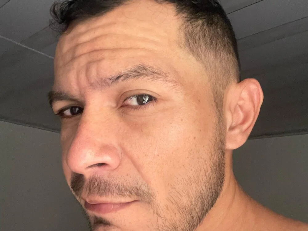 Skinyhot99 Offline XXX Chat