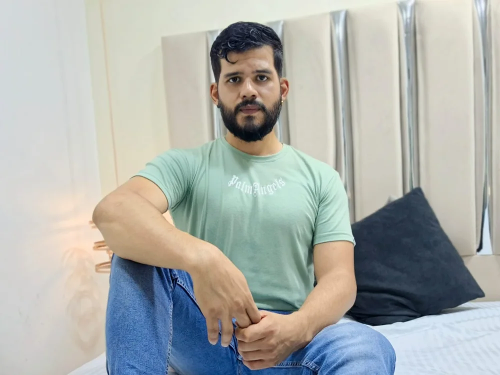 LucasBeaumont Offline XXX-Chat