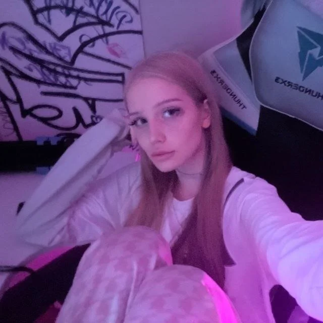 Crystal_Pixie's Offline Chat Room
