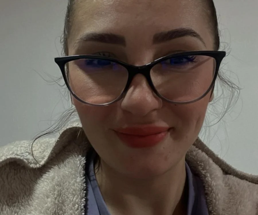 lola03's Offline Chat Room
