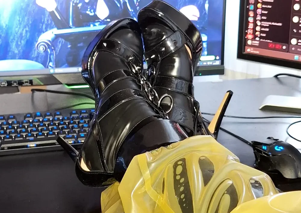 Heelsnlatex's Offline XXX Chat