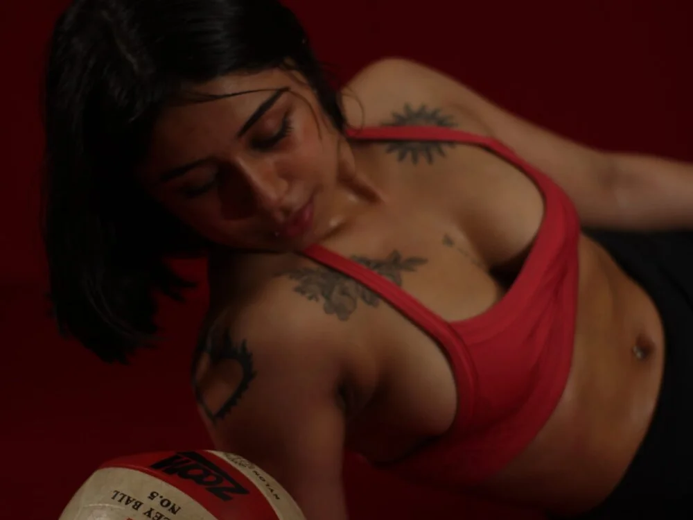 MiahSantini Adlı Modelin Canlı XXX Sohbeti