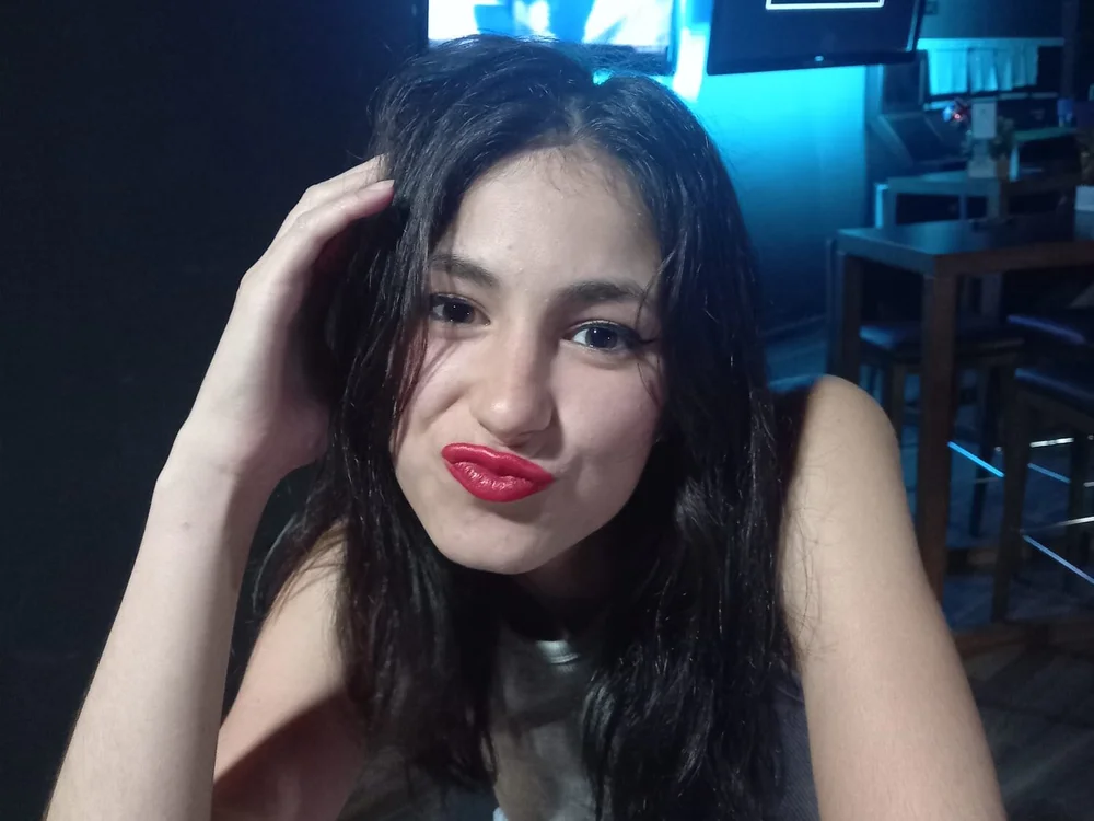 yasminyadrian Offline XXX-Chat