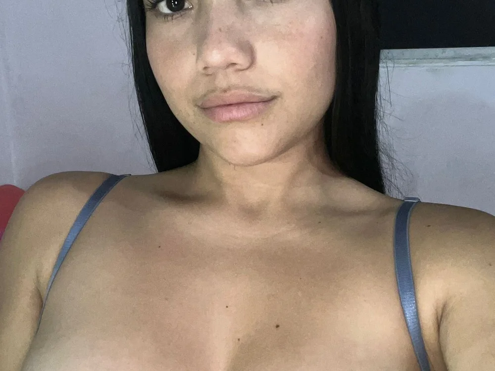 Sara_Clarz's Offline XXX Chat