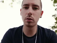 Simonshakeloveass' Offline Chat Room