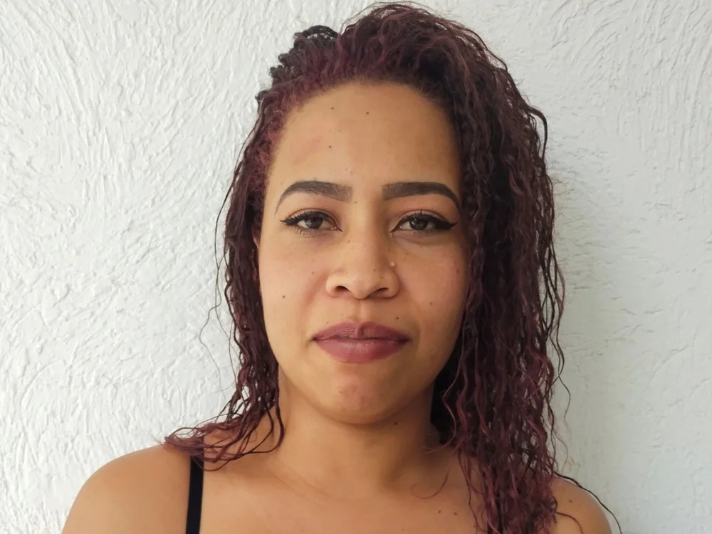 YadiraJones' Offline Chat Room