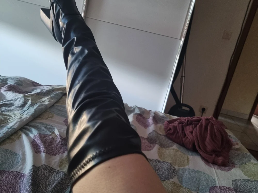 GoldenWifee16's Offline Chat Room