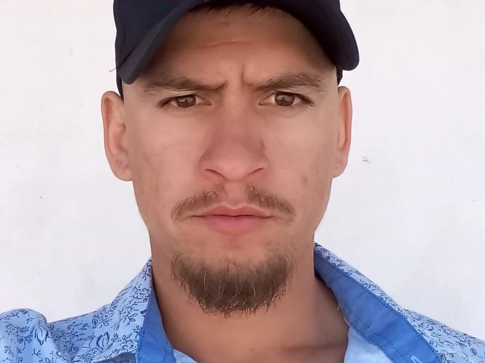 Leass8m: офлайн-секс-чат