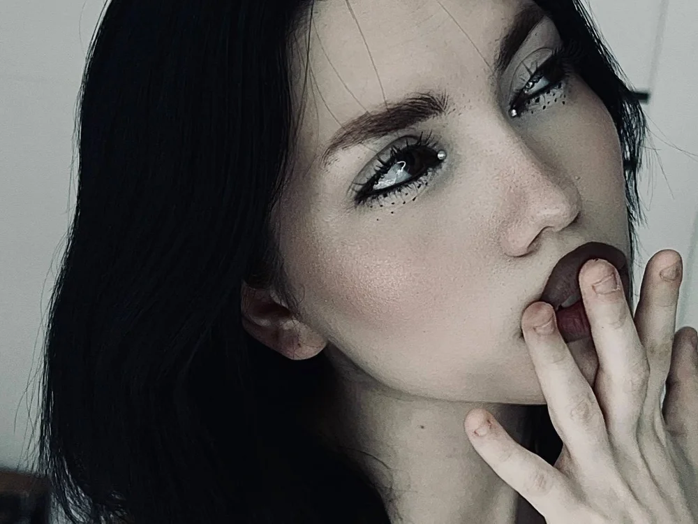 Velvet__Kiss Adlı Modelin Çevrimdışı XXX Sohbeti