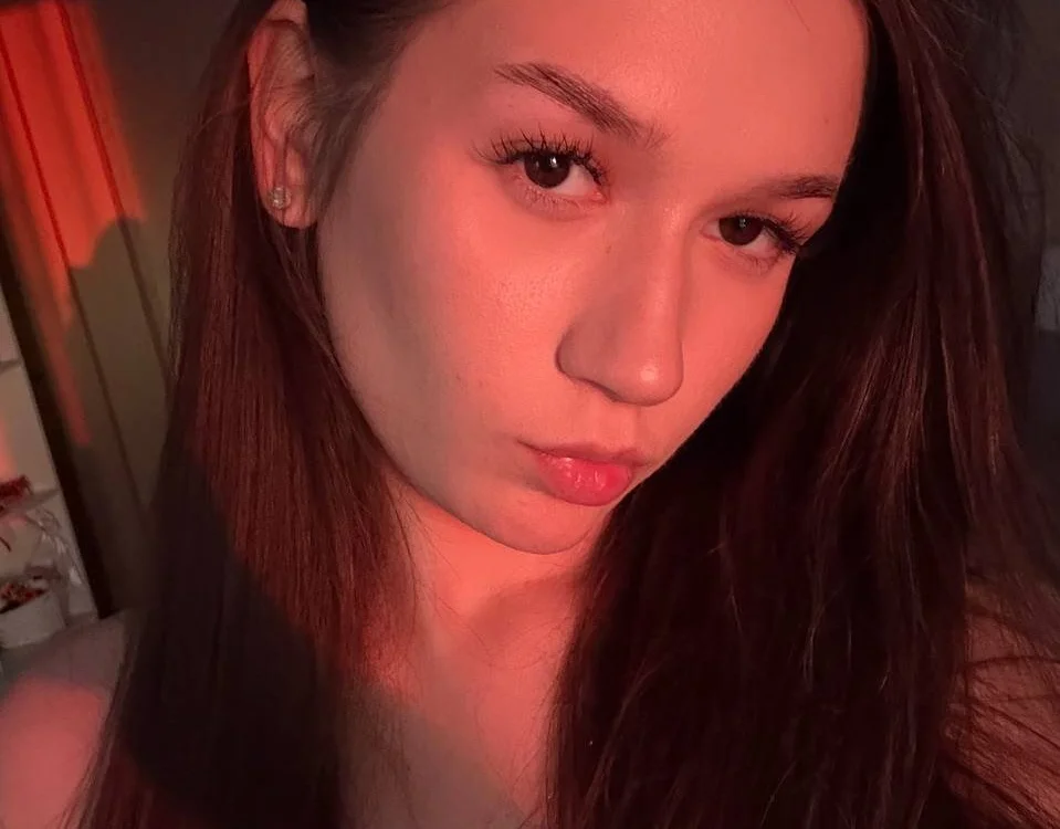 emilylovetokens' Offline XXX Chat