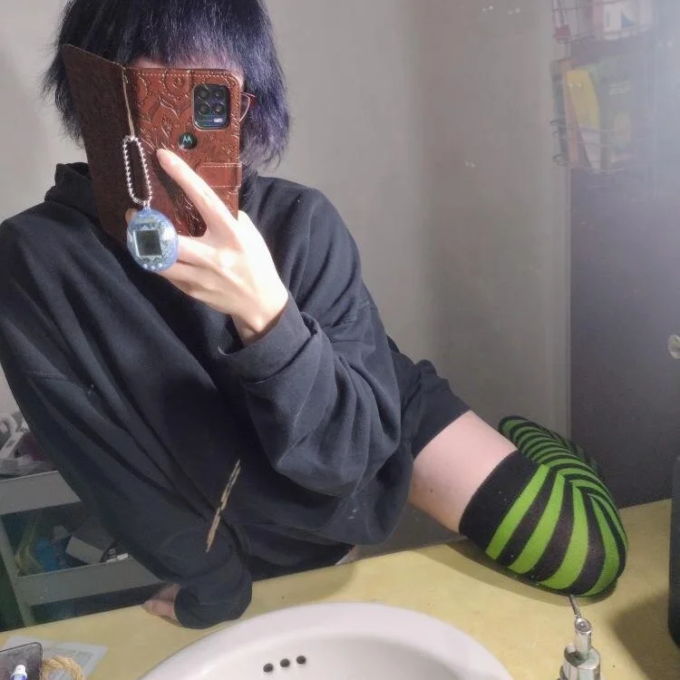Aliceclover03's Offline Chat Room