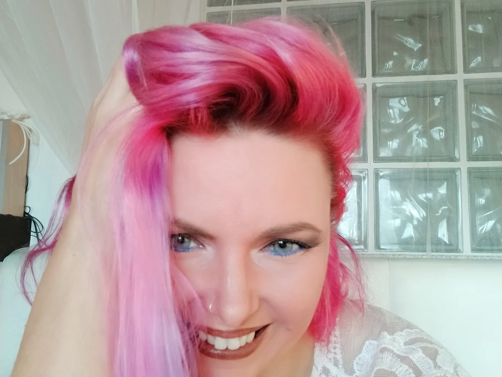 Milfvenus' Offline Chat Room
