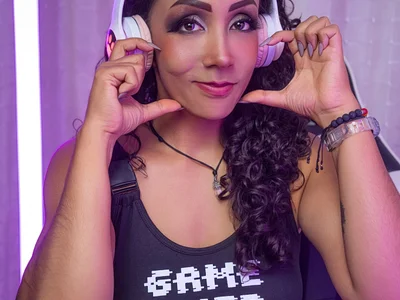 Paola_Leal Female Blackhair Striptease Cam