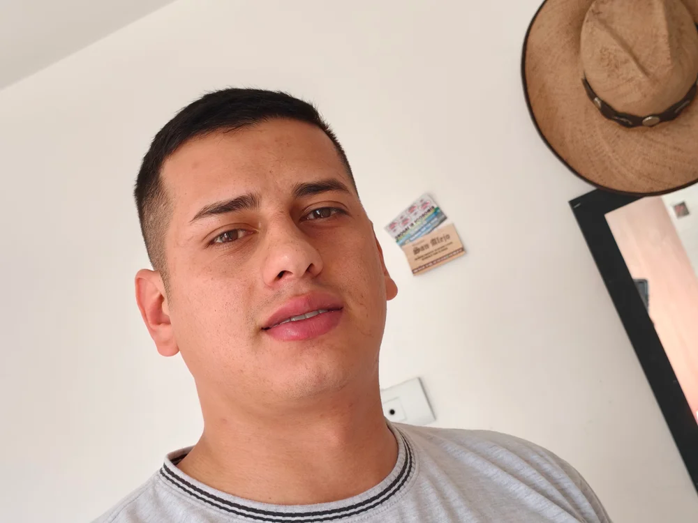 Alejoch83 offline XXX-chatje