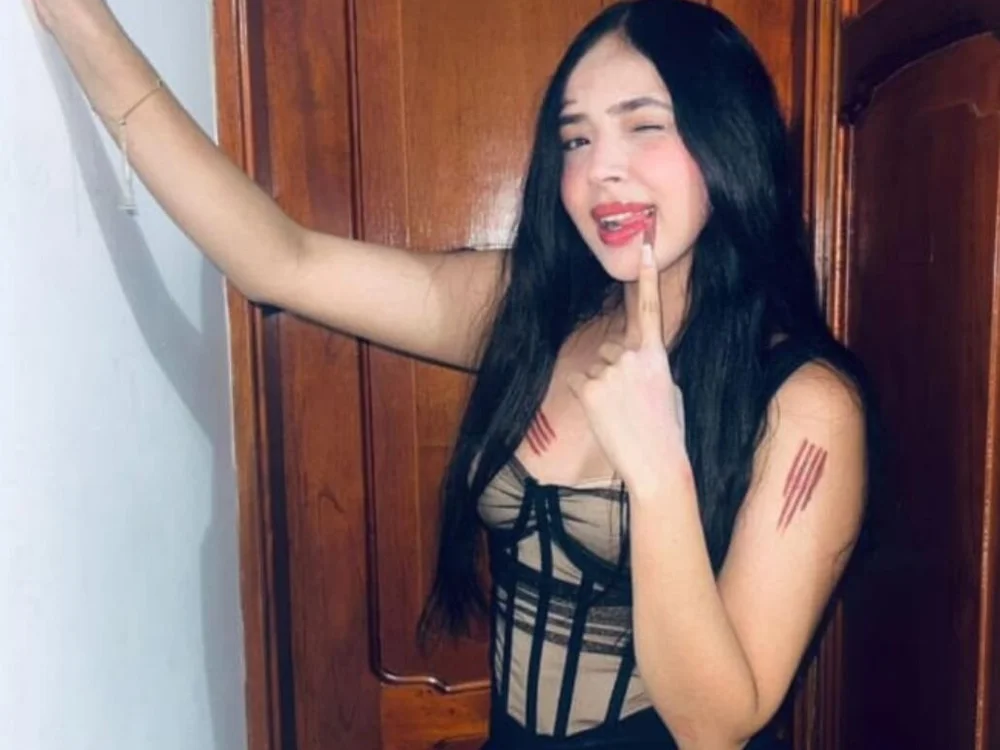 Sexy_cloee_outdoors 2