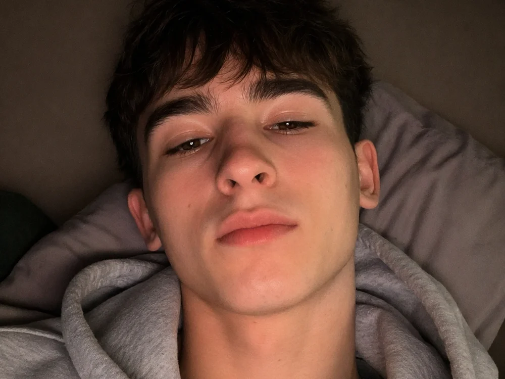 eryk83638 Adlı Modelin Çevrimdışı XXX Sohbeti