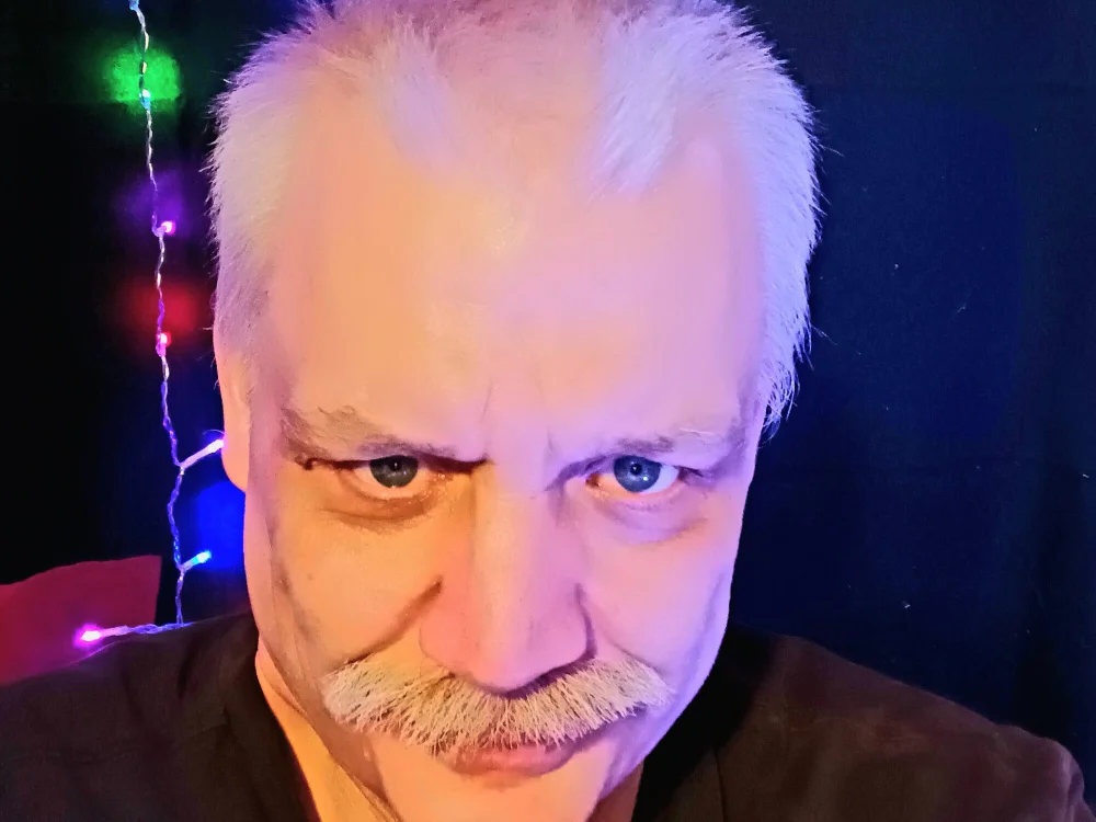 subdad4DOMson's Offline Chat Room