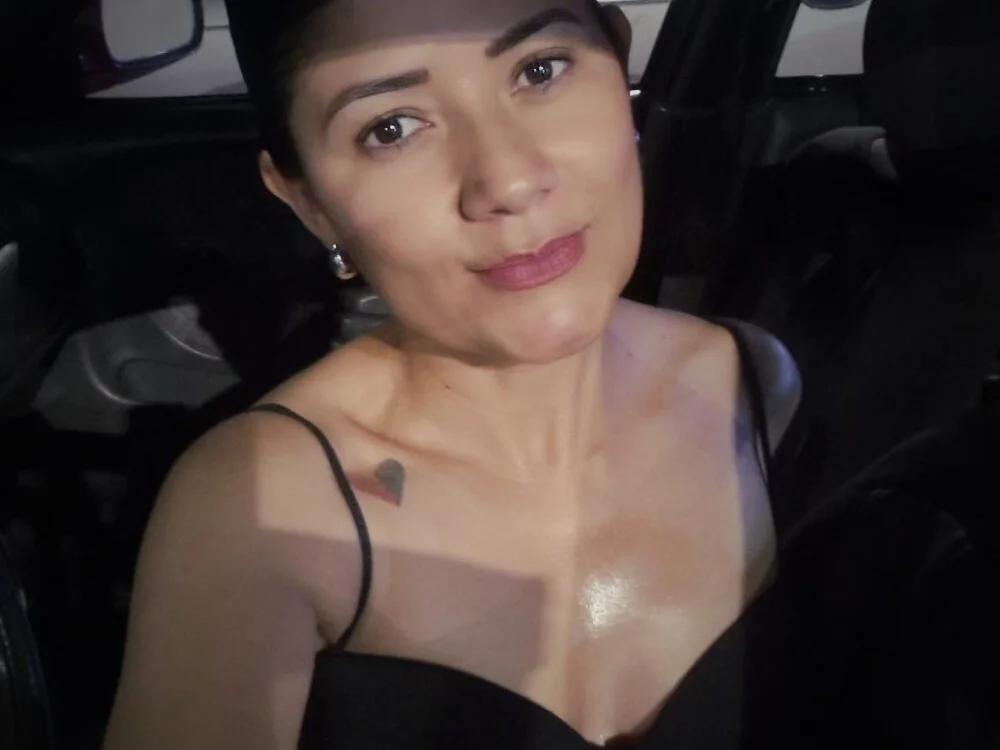 dulcenena_moonn Offline XXX chat