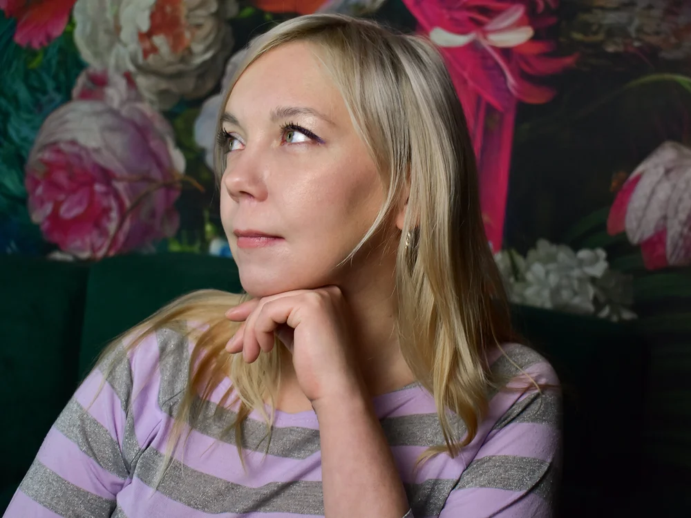 LadyBlondee's Offline Chat Room
