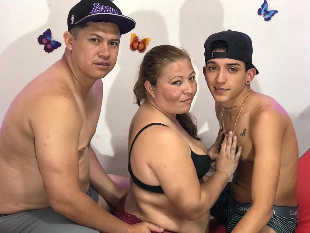 MelaniAndTwoBoys' Offline Chat Room