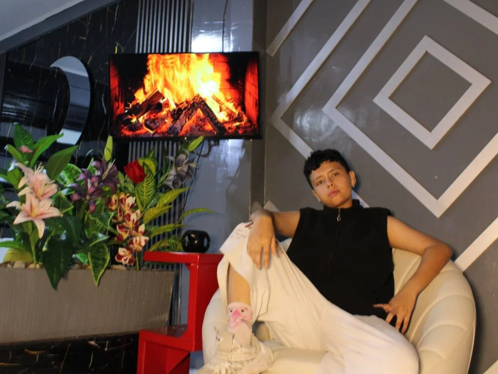 lunabustygirl Chat XXX offline