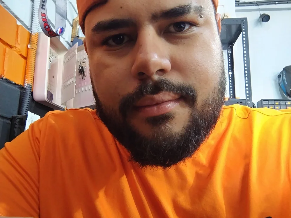 Alejandro_2610's Offline Chat Room