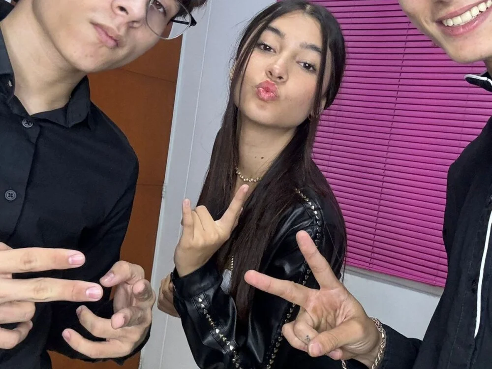 skinnyx_cute19's Offline XXX Chat