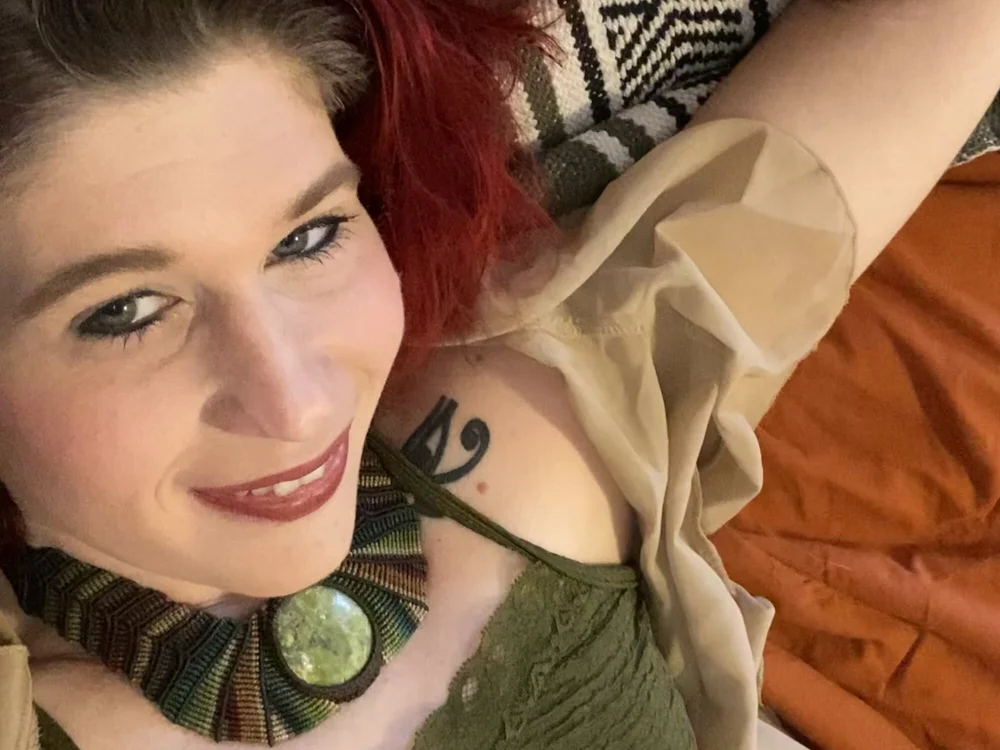 Reina_red's Offline Chat Room
