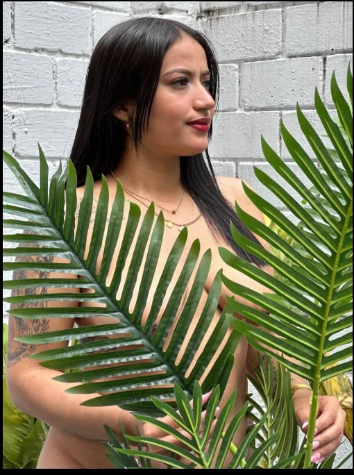 Annie_hott_2's Offline XXX Chat