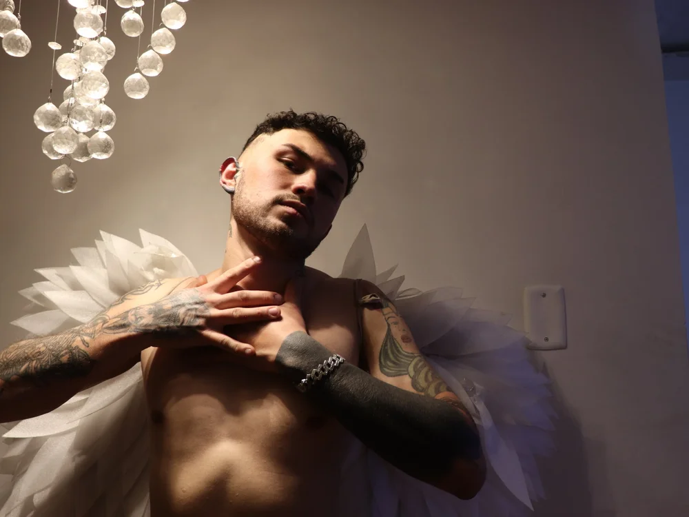 BodyInkDesire's Offline Chat Room