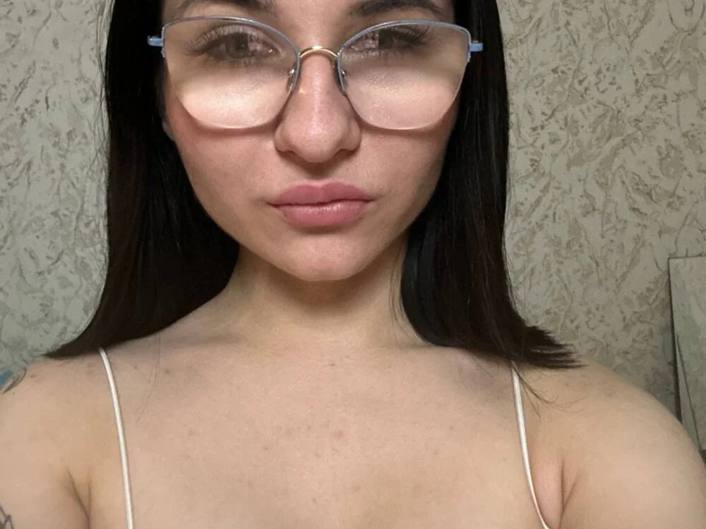 Офлайн-чат XXX EmelineAird