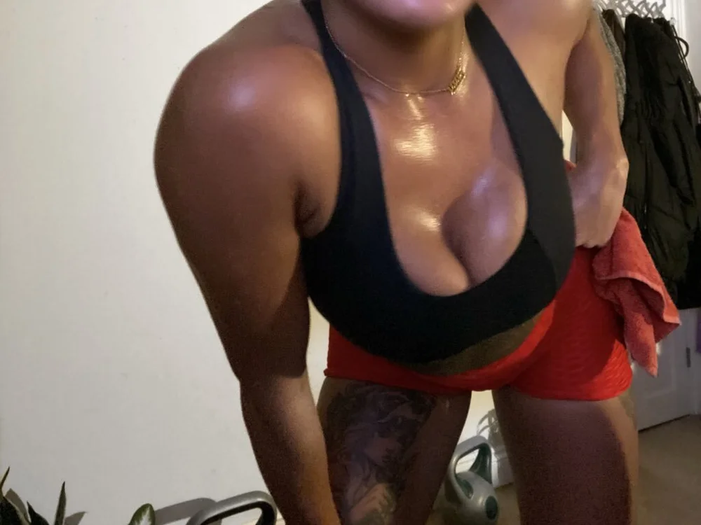Musclegirl169's Offline Chat Room