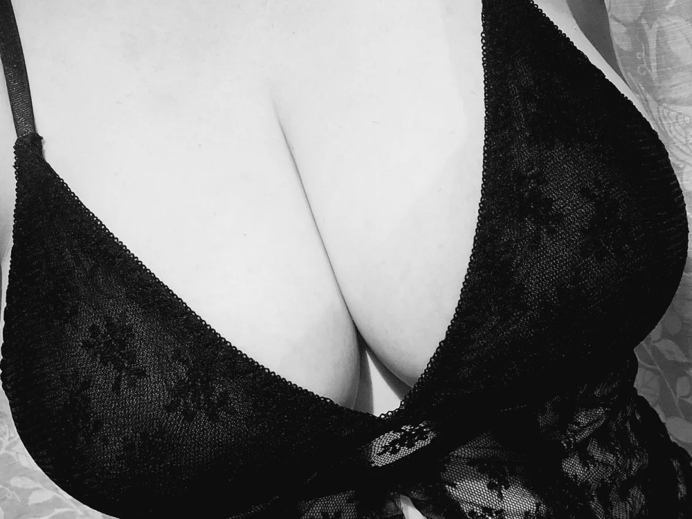 Titty-Tilly's Offline Chat Room