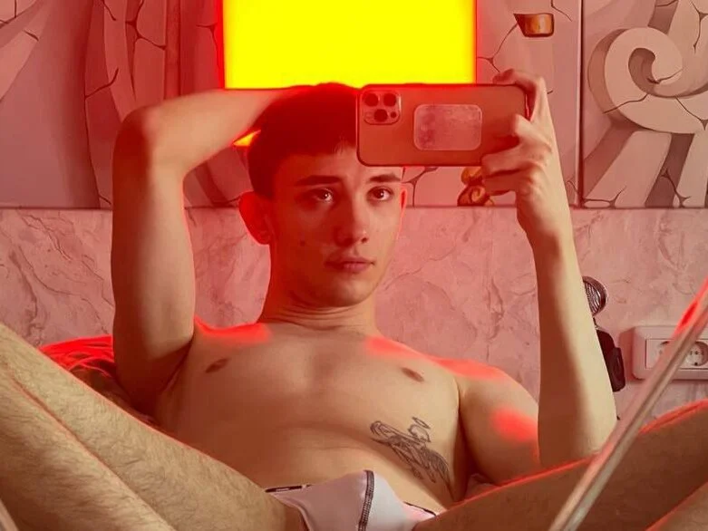 felixcurt69 離線 XXX 聊天