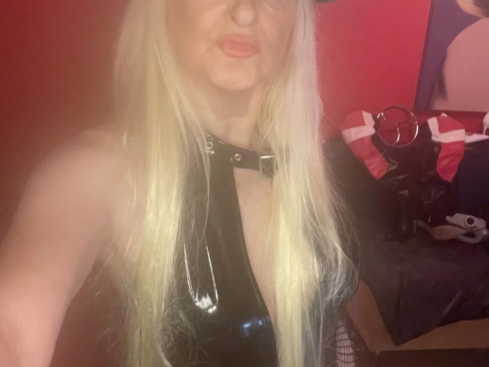 SExyHotMilfTascha: офлайн-секс-чат