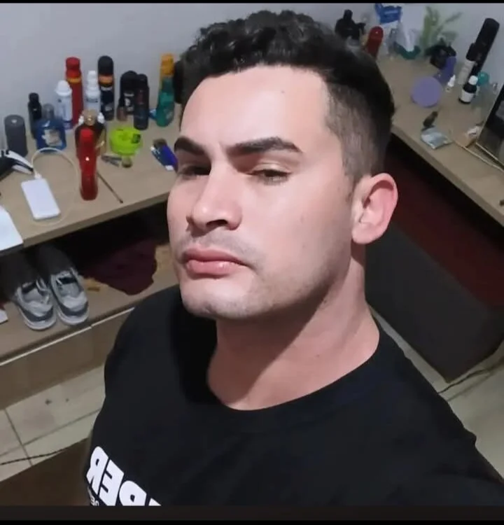 Leo_dot25 Adlı Modelin Çevrimdışı Sohbet Odası