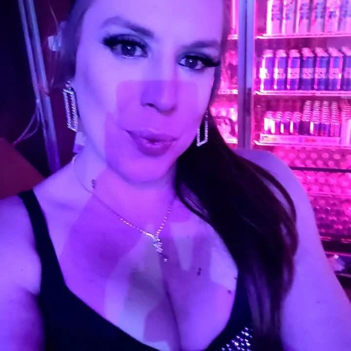 Transgoddess641's Offline Chat Room